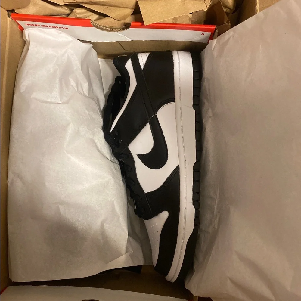 Black and white Nike dunks. - Picture 1 of 5